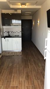 古萊比耶的住宿－Diar Mira，一间空厨房,配有白色的橱柜和木地板
