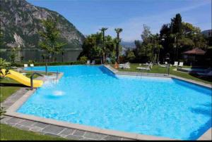 Bazén v ubytování Holiday On The Lake Lugano 5 nebo v jeho okolí