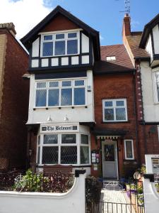 un edificio con un restaurante cafetería frente a él en The Belmont, en Bridlington