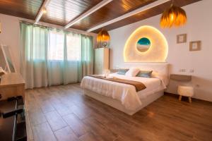 een slaapkamer met een bed en een groot raam bij Puerto Ciro in Marbella +13 foto's
