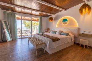 een slaapkamer met een groot bed en een balkon bij Puerto Ciro in Marbella
