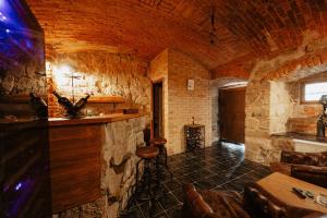 una grande camera con un muro in pietra e un bar di Věž Jičín - Romantika pro 2 a Jičín