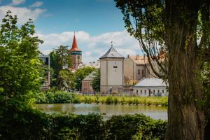 イチーンにあるVěž Jičín - Romantika pro 2の川と建物のある街の景色