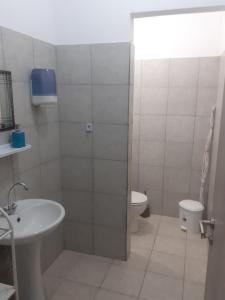 Baño blanco con lavabo y aseo en ARIADNIS 3 BEDs apt, en Pomos