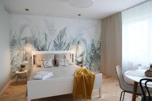 um quarto com uma cama com papel de parede tropical em Złota#208 em Złota