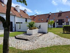 a courtyard of a house with a building at Casa Ysermonde- Barkas 8 in Nieuwpoort