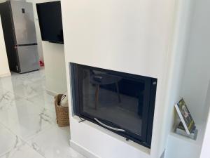 Televízia a/alebo spoločenská miestnosť v ubytovaní Sweet Harmony ! 70m from Rapsani Beach !