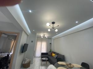 Televízia a/alebo spoločenská miestnosť v ubytovaní Sweet Harmony ! 70m from Rapsani Beach !