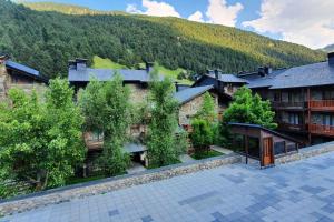 - une vue aérienne sur un complexe avec des arbres et des bâtiments dans l'établissement Acollidor estudi amb encant nòrdic i amb parquing, al costat de Grandvalira, à Canillo