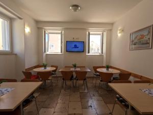 TV a/nebo společenská místnost v ubytování Hostel Adria
