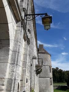 uma luz de rua no lado de um edifício em Château de la Berchère em Nuits-Saint-Georges