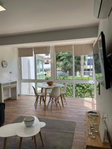 Televízia a/alebo spoločenská miestnosť v ubytovaní Esmeralda Apartment
