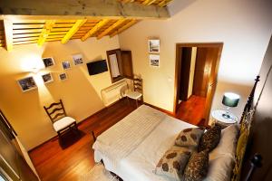 Picote的住宿－Casa de l Puio，一间卧室,卧室内配有一张大床