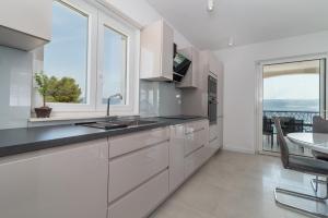 Η κουζίνα ή μικρή κουζίνα στο Adria Beach House - Lavendar
