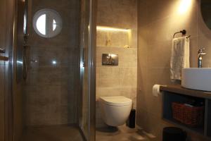 A bathroom at Sea and Mountain View Még 37 kép