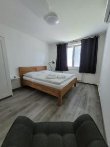 Posteľ alebo postele v izbe v ubytovaní Lepší-apartmán