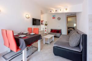 a living room with a table and a dining room at Apartmani Jarić in Novi Vinodolski