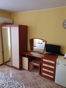 a room with a desk with a mirror at Guest House Konomaevi in Sozopol +10 photos