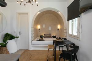 Ένα ή περισσότερα κρεβάτια σε δωμάτιο στο Naxos Euphoria Suites