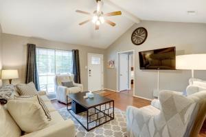 un soggiorno con divano, sedie e TV di Pooler Travelers Retreat III - Entire house - a Savannah
