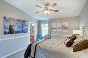 een slaapkamer met een bed en een plafondventilator bij Pooler Travelers Retreat III - Entire house - in Savannah