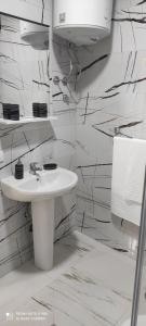 Un baño blanco con lavabo y espejo. en IdealHouse Apartments, en Ulcinj 74 fotos más