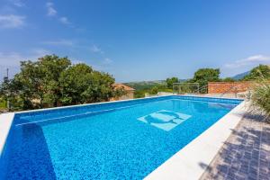 a swimming pool in a villa with aiterraneaniterraneaniterraneaniterraneaniterraneaniterranean house at Apartmani Jarić in Novi Vinodolski