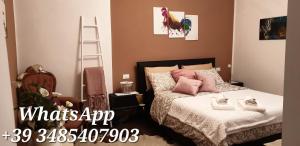 - une chambre avec un lit doté d'oreillers roses et d'une échelle dans l'établissement La petite maison, à Trévise