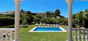 Bazén v ubytování Villa las Tinajas Luxury nebo v jeho okolí