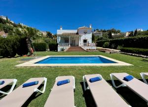Bazén v ubytování Villa las Tinajas Luxury nebo v jeho okolí
