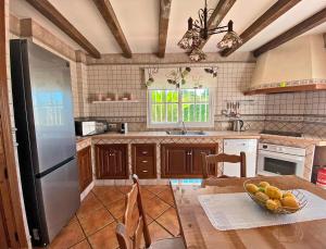 Kuchyň nebo kuchyňský kout v ubytování Villa las Tinajas Luxury
