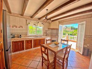 Kuchyň nebo kuchyňský kout v ubytování Villa las Tinajas Luxury