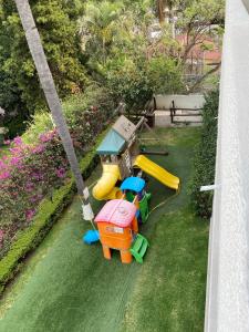 un juego de niños en la hierba en un patio trasero en Casa Francisco, en Cuernavaca