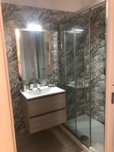 La salle de bains est pourvue d'un lavabo et d'une douche. dans l'établissement Pozzo dei Desideri Appartamenti, à Peschici
