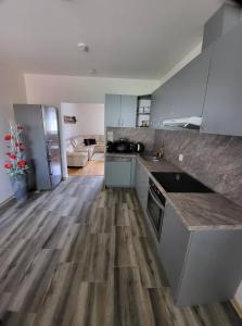 Kuchyňa alebo kuchynka v ubytovaní Apartmán u kolejí II