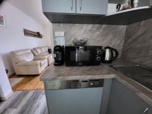 Kuchyňa alebo kuchynka v ubytovaní Apartmán u kolejí II