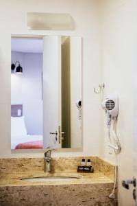 Ένα μπάνιο στο Augusta Centro Hotel