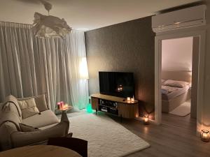 Televízia a/alebo spoločenská miestnosť v ubytovaní Wave Resort & Spa Magic Apartaments with sea view