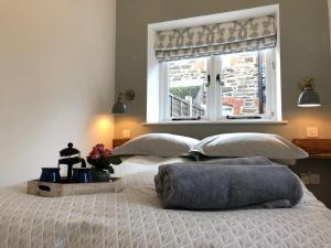 2 camas en un dormitorio con ventana en The Outhouse - Cosy Country Guest Suite, en Kingston