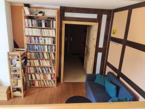a room with two book shelves filled with books at Five Oaks - Grüne Wohnung in Hohenkirchen