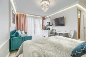 斯維諾烏伊希切的住宿－Silver Apartments，一间卧室设有一张床和一间客厅。