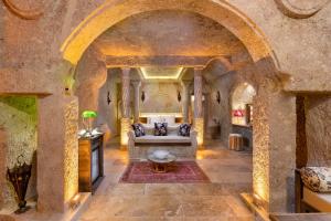 - un salon avec un canapé dans un bâtiment en pierre dans l'établissement Kayata Cave Suites Special Class, à Ürgüp