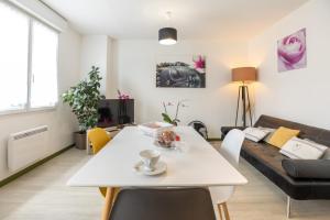 Appartement cocooning avec vue sur les Pyrénées的休息区