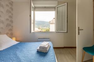 Appartement cocooning avec vue sur les Pyrénées客房内的一张或多张床位