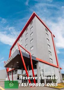 um grande edifício com um acabamento vermelho em CALLAI HOTEL em Toledo