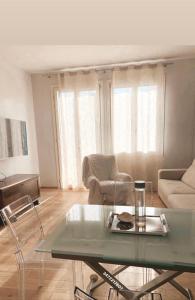 sala de estar con mesa y sofá en Azapartments, en Treviso