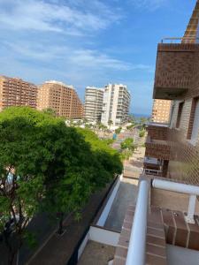 uma vista para uma cidade com edifícios altos e árvores em Costa de Marfil I-SERVHOUSE em Castellón de la Plana
