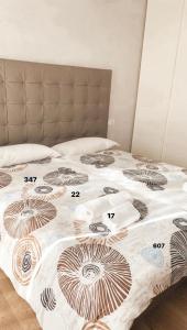 A bed or beds in a room at Azapartments