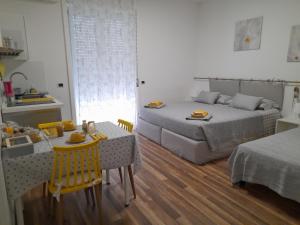 sypialnia z łóżkiem, stołem i krzesłami w obiekcie Cristel malpensa room w mieście Cardano al Campo