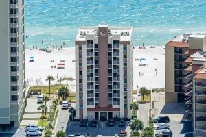 una vista aérea de un hotel y de la playa en Clearwater 8B en Gulf Shores